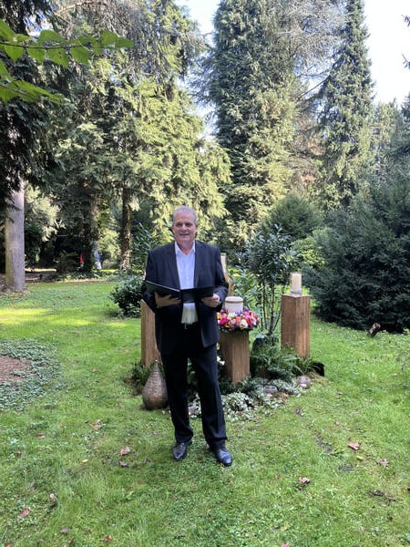 Trauerredner-Jelinic-im-Freien (2)